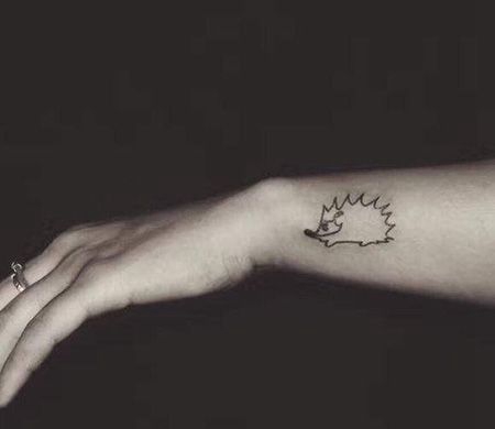 手腕线条刺猬纹身图片