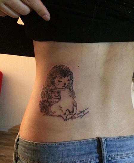 腰部拔刺的刺猬纹身图片