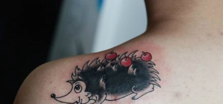肩部刺猬水果纹身图片