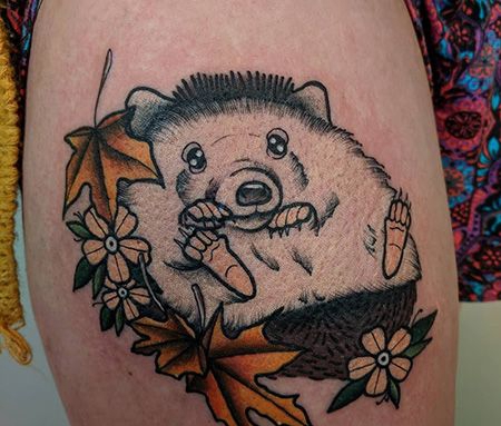 大腿刺猬枫叶纹身图片