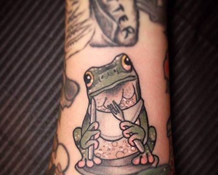 手臂用餐的青蛙纹身图片