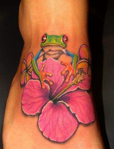 脚背青蛙花朵纹身图片