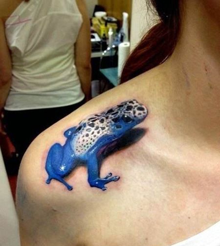女生肩部蓝色青蛙纹身图片