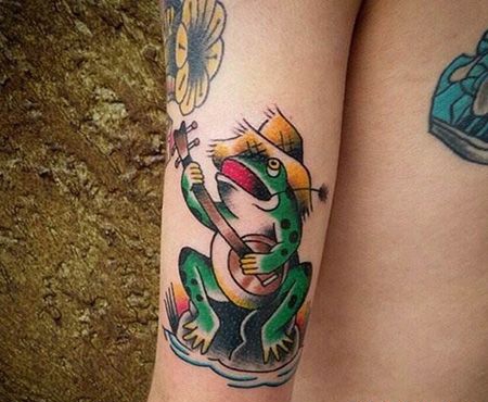 手臂弹吉他的青蛙纹身图片