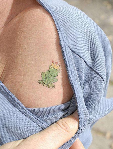 肩部青蛙王子纹身图片