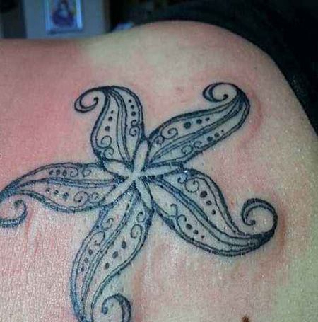 肩部黑色海星纹身图片