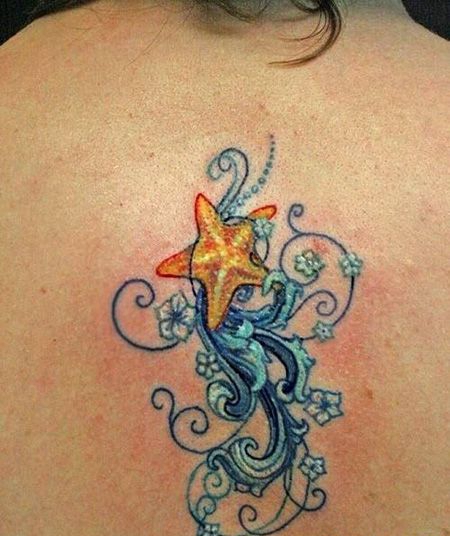 女生背部海星浪花纹身图片