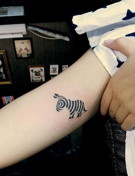 大臂可爱斑马纹身图片