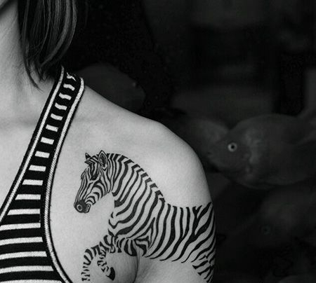 女生大臂斑马纹身图片