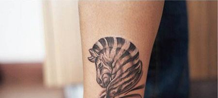 手臂个性斑马纹身图片
