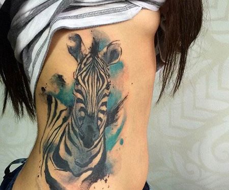 女生性感侧腰斑马纹身图片