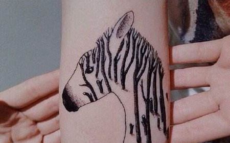 手臂好看的斑马纹身图片