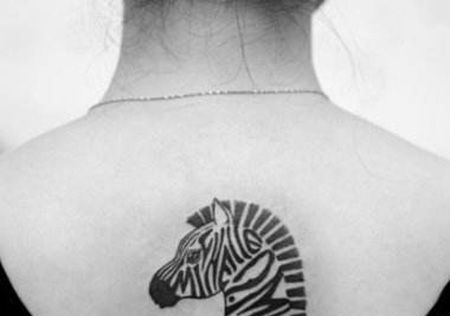 背部斑马头纹身图片