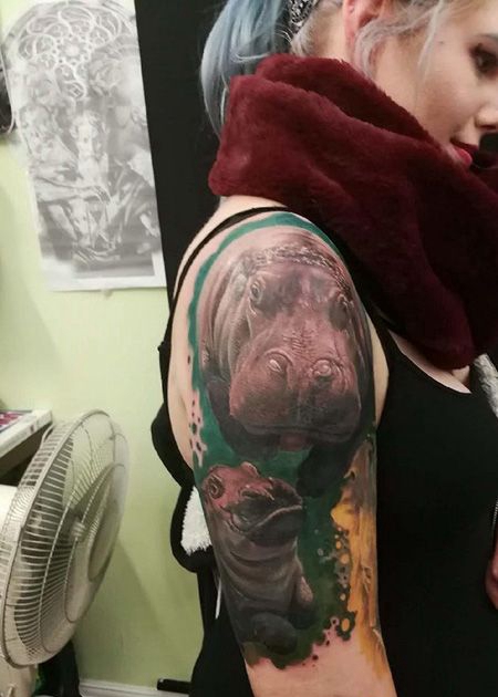 女生大臂写实河马纹身图片