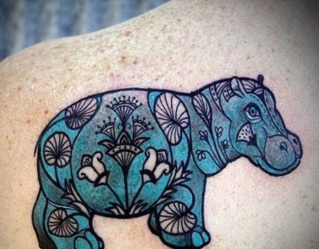 肩部蓝色河马纹身图片