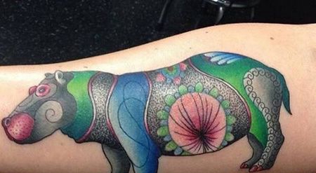 手臂彩色河马纹身图片