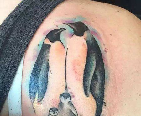 女生肩部企鹅全家福纹身图片