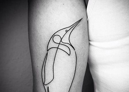 手臂线条企鹅纹身图片