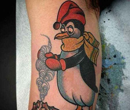 大臂烤火的企鹅纹身图片