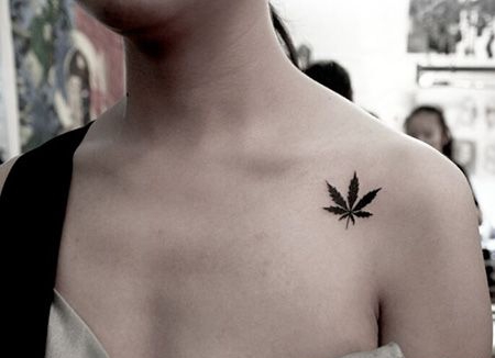 女生肩部麻叶纹身图片