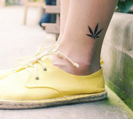 脚踝黑色麻叶纹身图片