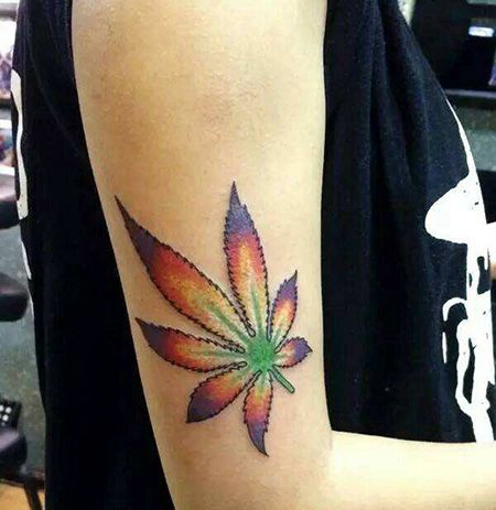 大臂彩色麻叶纹身图片