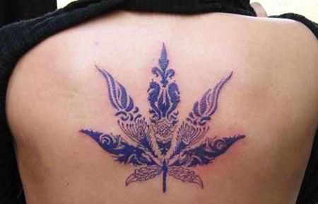 背部暗蓝色麻叶纹身图片