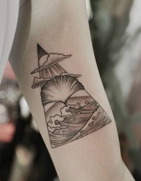 大臂海浪银杏叶创意纹身图片