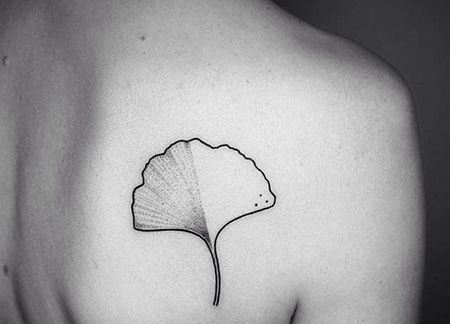 肩部简约银杏叶纹身图片