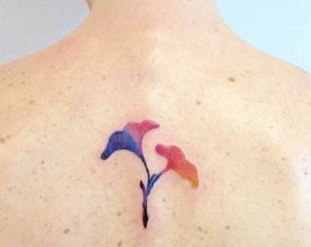 背部彩色银杏叶纹身图片