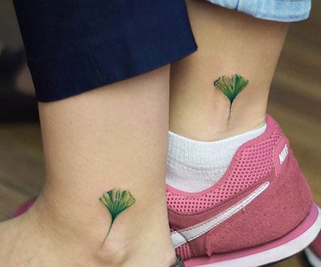 情侣脚踝银杏叶纹身图片