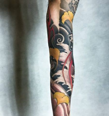 花臂银杏叶海浪纹身图片