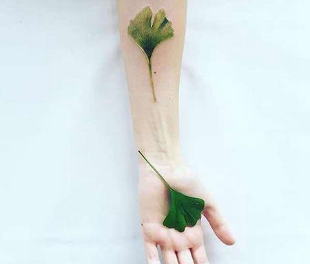 手臂写实银杏叶纹身图片