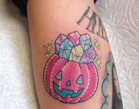 小腿粉色南瓜宝石纹身图片