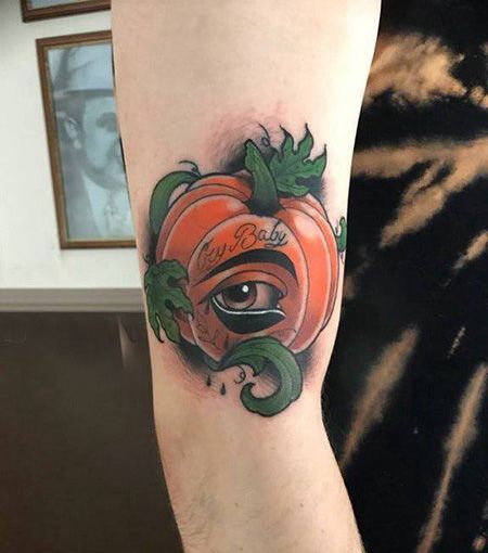 大臂南瓜眼睛纹身图片