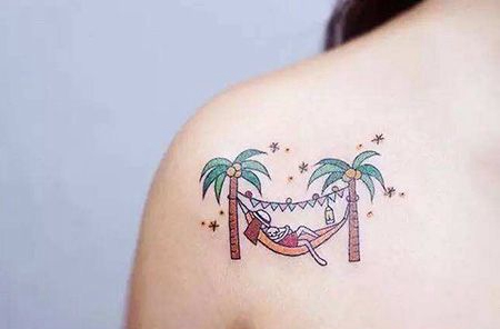 女生肩部卡通椰树纹身图片