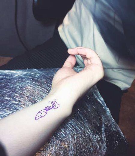 手腕小清新胡萝卜纹身图片