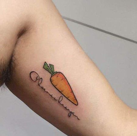 大臂内侧卡通胡萝卜纹身图片