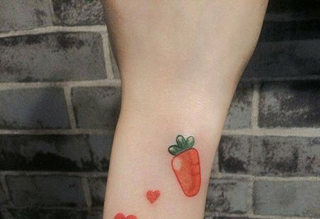 手腕可爱的胡萝卜纹身图片