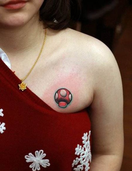 女生胸前可爱蘑菇纹身图片