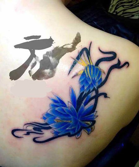 女生肩部蓝色昙花纹身图片
