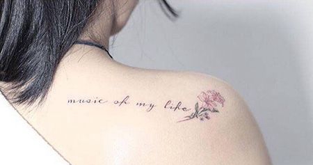 女生肩部小清新康乃馨纹身图片