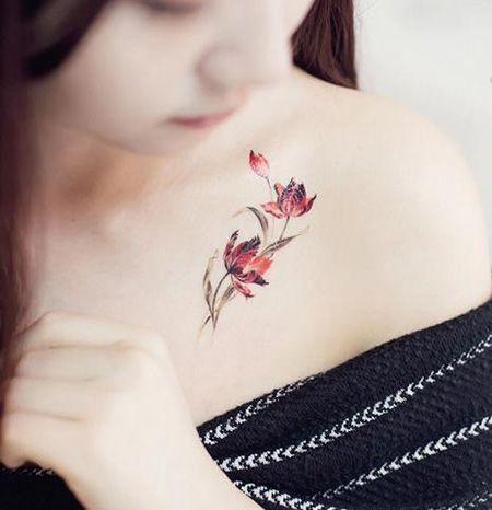 锁骨性感鸢尾花纹身图片