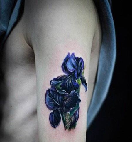 男士大臂鸢尾花纹身图片