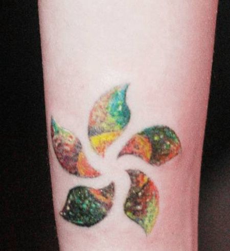 手臂彩色紫荆花纹身图片