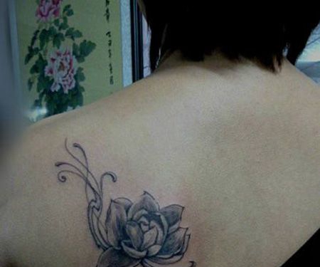 肩部茉莉花纹身图片