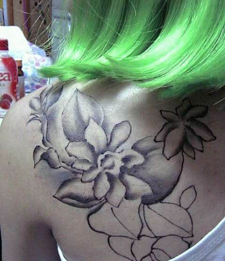 女生肩部茉莉花纹身图片