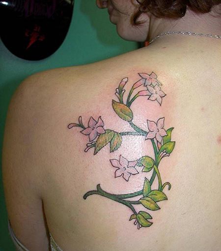 背部性感的茉莉花纹身图片