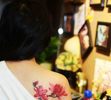 女生肩部玉兰花纹身图片
