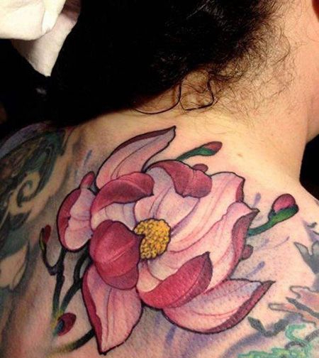 肩部好看的玉兰花纹身图片
